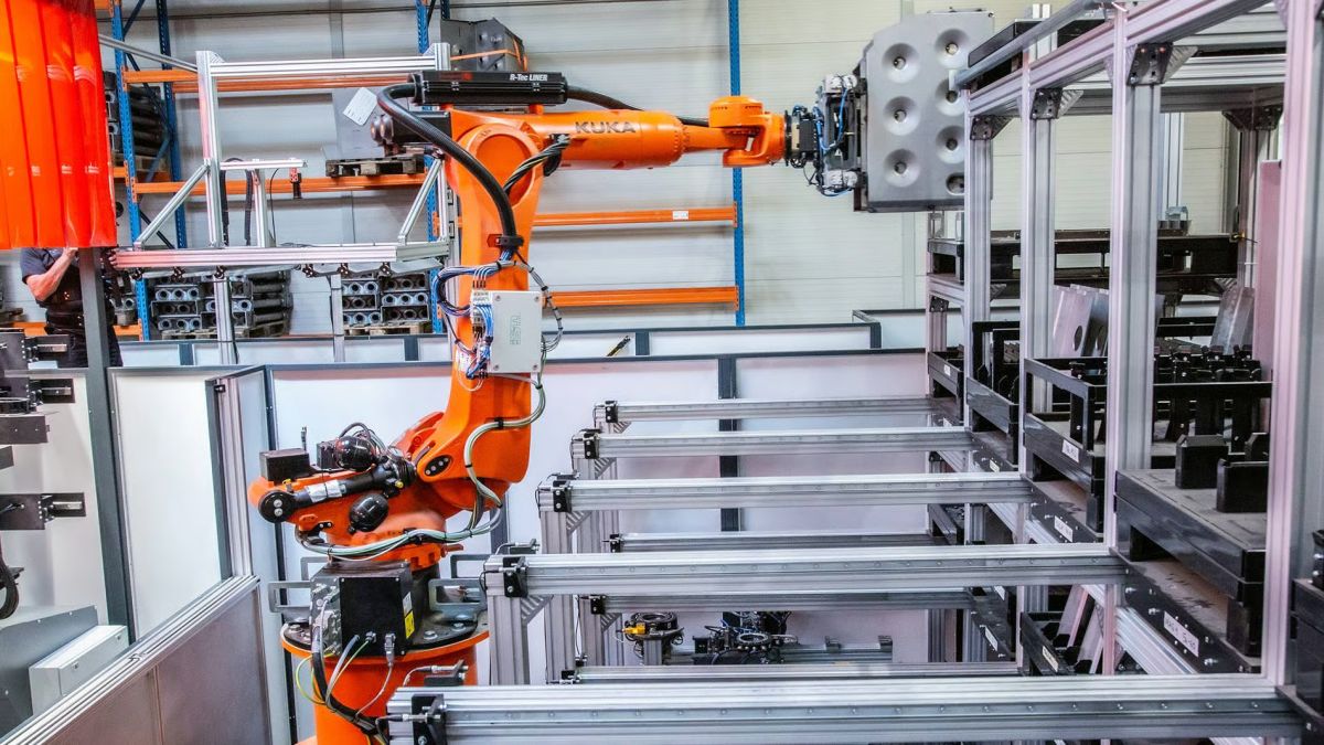Kuka Roboter zum Handhabung und Bearbeitung von Wärmetauschern